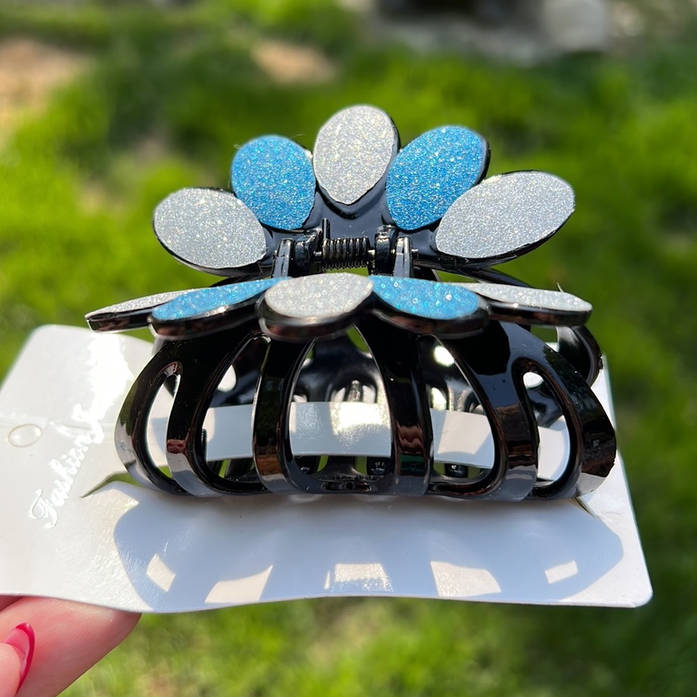 New like hitting the hair accessory lotto! Assorted 5 Plastic Hair Clips - Picture 2 of 12